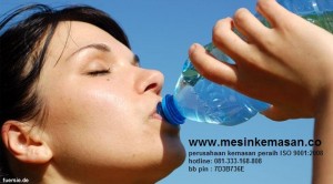 minum-dari-botol-130803b