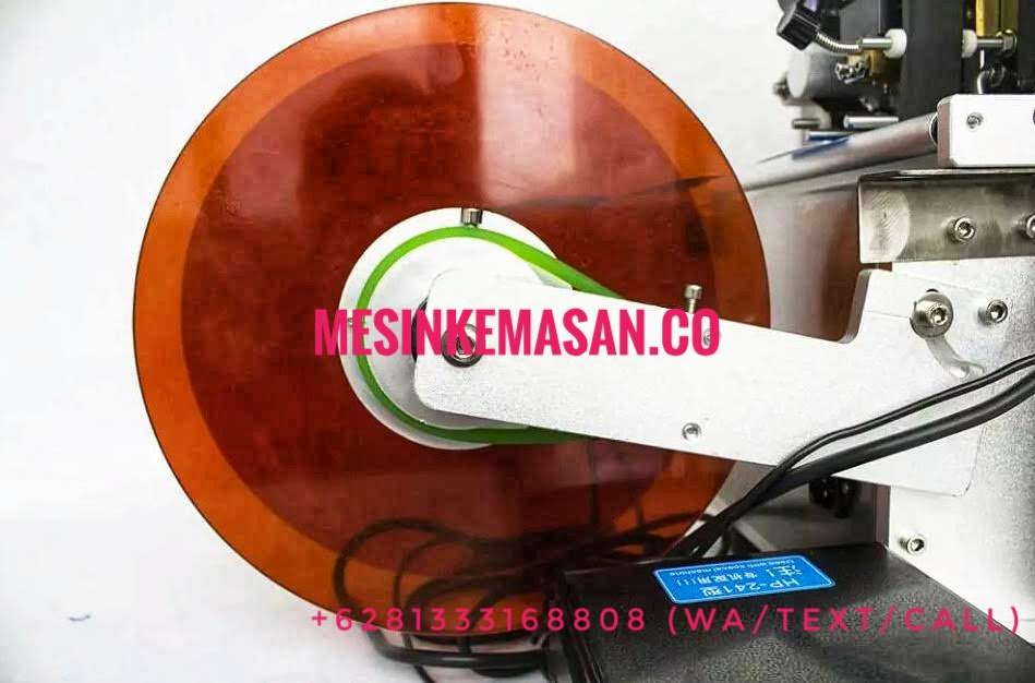 MT-50-semi-automatic-round-bottle-labeling 4-01